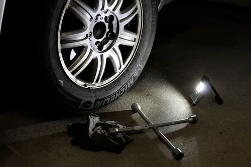 Nordride Handleuchte Flexi Light Deluxe 270 Lumen, IP20, mit Magnet - Leuchten Kategorie: Handleuchte - Anwendungsbereich: Inspektion - Werkstatt - Bau - Leuchtmittel mitgeliefert: Ja - Zusätzliche Ausstattung: Tragbar - Haken - Magnet - Ladeanzeige - Leu