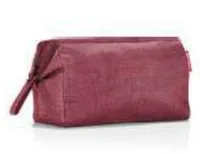 Reisenthel Necessaire Travelcosmetic Twist Maroon - Tiefe: 13.5 cm - Breite: 26 cm - Wasserfest: Nein - Höhe: 18 cm - Eigenschaften: Aus recyceltem Material - Zertifikate: amfori BSCI