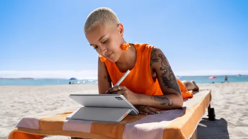 Logitech Tablet Tastatur Cover Flip Folio iPad Pro & Air11 - Verbindungsmöglichkeiten: Bluetooth - Tastaturlayout: QWERTZ (CH) - Kompatible Hersteller: Apple - Detailfarbe: Hellgrau - Bildschirmdiagonale in Zoll: 11  - Tablet Kompatibilität: iPad Air 11 (