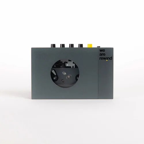 CE Portabler Kassettenspieler we are rewind Grau; Schwarz - Speicherkapazität: 0 GB - Verbindungsmöglichkeiten: Bluetooth - Player Typ: Portabler Kassettenspieler - Detailfarbe: Grau - Schwarz - Radio Tuner: Kein Tuner - Tiefe: 88.8 mm