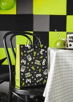 Partydeco Geschenktasche Game 10 x 24 x 32 cm - Material: Papier - Verpackungseinheit: 1 Stück - Motiv: Auto - Detailfarbe: Neongelb - Weiss - Schwarz - Verpackungsart: Geschenktasche