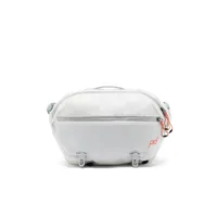 Peak Design Fotorucksack Outdoor Sling 7L – Weiss - Tragemöglichkeit: Handgriff - Schulterriemen - Detailfarbe: Weiss - Zusatzfächer: Ja - Gewicht: 0.34 kg - Rucksack Typ: Kamera-Tasche - Ausstattung: Handgriff - Reissverschluss