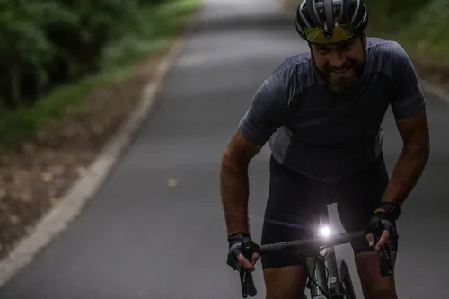 BBB Velolampe Nano Strike 400 Frontlicht - Betriebsart: Akkubetrieb - Lichtfarbe: Weiss - Montageart: Gummizug - Leuchten Kategorie: Vorderlicht - Leuchtmittel: LED - Lichtstärke: 400 lm