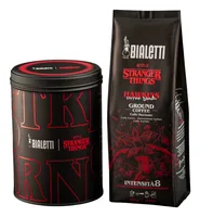 Bialetti Gemahlener Kaffee x Stranger Things 250 g - Entkoffeiniert: Nein - Produktionsland: Italien - Packungsgrösse: 250 g - Geschmacksrichtung: Keine - Getränkeart: Espresso - Kaffeeart: Kaffee gemahlen