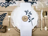 Partydeco Tischkarte Holzscheibe Ø 4.5-6.5 cm, H: 1 cm, 6 Stück, braun - Papierformat: Kein - Motiv: Hochzeit - Verpackungseinheit: 6 Stück - Detailfarbe: Braun - Inkl. Couvert: Nein