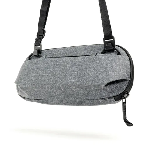 Peak Design Kleine Tech-Tasche Holzkohle - Tragemöglichkeit: Gurtschlaufe - Detailfarbe: Grau - Zusatzfächer: Ja - Ausstattung: Reissverschluss - Zubehörfach - Anzahl Objektive: 0 - Bauform Kamera: Zubehör