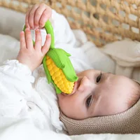 Oli&Carol Rassel Corn - Material: Naturkautschuk - Alter ab: 0 Monate - Detailfarbe: Gelb - Grün - Spielzeugtyp: Rassel weich