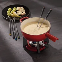 Kela Käsefondue-Set Calido 11 Teile, Rot - Anzahl Personen: 6 - Materialtyp: Metall - Material: Gusseisen - Betriebsart: Manueller Betrieb - Kompatible Kochfelder: Glaskeramik - Gas - Halogen - Induktion - Elektro - Detailfarbe: Rot