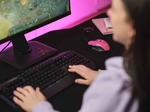 Trust Gaming-Maus GXT 109P FELOX - Maus Features: Umschaltbare DPI-Auflösung - Beleuchtung - Bedienungsseite: Universal - Detailfarbe: Pink - Gewicht: 102 g - Verbindungsart: Verkabelt - Schnittstelle: USB-A