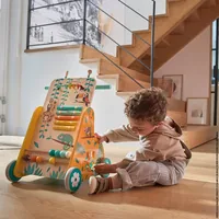 Janod Tropik Multi-Aktivitätswagen - Altersempfehlung ab: 12 Monaten - Detailfarbe: Gelb - Material: Holz - Nachhaltigkeit: FSC® - Produkttyp Lauflerner: Schiebewagen - Höhenverstellbar: Nein