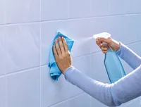 tesa 1.5 m x 19 mm für Fliesen + Metall - Breite: 19 mm - Länge: 1.5 m - Art: Cleveres Befestigungssystem - Montageband - Klebehaftung: Feuchtigkeitsbeständig - Detailfarbe: Weiss