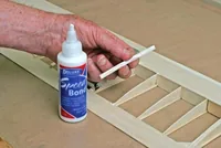 Deluxe Materials Modellbauklebstoff Speedbond 500 g - Eigenschaft: Kontaktkleber - Geeignete Oberflächen: Holz - Packungsgrösse: 1 Stück - Detailfarbe: Weiss - Art: Modellbauklebstoff