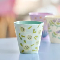 Koziol Trinkbecher Nora M Bloomies 300 ml, 1 Stück, Hellblau - Glas Typ: Trinkbecher - Material: Biozirkulärer Kunststoff - Detailfarbe: Hellblau - Höhe: 8.9 cm - Volumen: 300 ml
