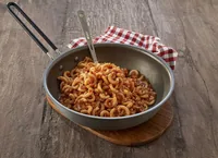 Trek 'N Eat Hauptgericht Nudeln in vegetarischer Bolognese - Produkttyp: Nudelgerichte - Nährwertangabe pro: 100 g - Energiegehalt (in kj): 1561 KJ - Energiegehalt (in kcal): 373 Kcal - Fett: 8.9 g - Davon gesättigte Fettsäuren: 0.9 g