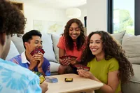 Mattel Spiele Kartenspiel UNO No Mercy - Sprache: Italienisch - Französisch - Englisch - Deutsch - Spanisch - Kategorie: Kartenspiel - Familienspiel - Altersempfehlung ab: 7 Jahren - Spieldauer: 15 min - Min. Anzahl Spieler: 2 - Max. Anzahl Spieler: 6