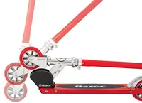 Razor Scooter S Sport, Red - Altersempfehlung ab: 6 Jahren - Ausstattung: Fussbremse - Reifentyp:  Kunststoffreifen - Nachhaltigkeit: Nicht angegeben - Belastbarkeit: 100 kg - Einsatzgebiet: Freizeit