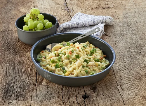 Trek 'N Eat Hauptgericht Pasta-Primavera-Nudeln in Gemüsesauce - Produkttyp: Nudelgerichte - Nährwertangabe pro: 100 g - Energiegehalt (in kj): 1750 KJ - Energiegehalt (in kcal): 418 Kcal - Fett: 15.7 g - Davon gesättigte Fettsäuren: 7.5 g