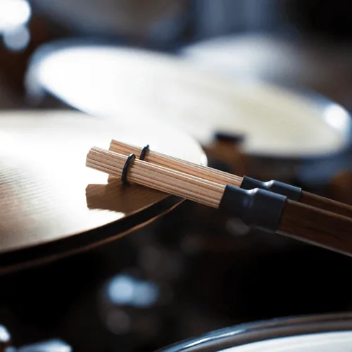 Vic Firth Hot Rod RUTE-X Light Paar - Packungsgrösse: 1 Paar - Ausstattung: Standard - Verschiebbare Ringe - Material: Birke - Hickory