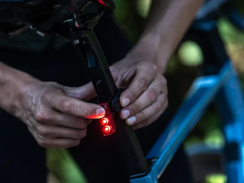 BBB Rücklicht Salute mit Akku / USB - Betriebsart: Akkubetrieb - Lichtfarbe: Rot - Montageart: Gummizug - Leuchten Kategorie: Rücklicht - Lichtstärke: 8 lm - Set: Nein