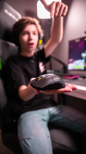 Steel Series Gaming-Maus Rival 3 Wireless - Maus Features: Umschaltbare DPI-Auflösung - RGB-Beleuchtung - Daumentaste - Beleuchtung - Scrollrad - Bedienungsseite: Rechtshänder - Detailfarbe: Schwarz - Gewicht: 106 g - Verbindungsart: Kabellos - Schnittste