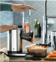 WMF Salatzubereiter Küchen minis Silber - Funktionen: Raspeln - Reiben - Schneiden - Detailfarbe: Silber - Gerätetyp: Salad Maker - Leistungsaufnahme Betrieb: 150 W - Timerfunktion: Nein - Display vorhanden: Nein