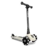 Scoot and Ride Scooter Highwaykick 3 LED, Ash - Altersempfehlung ab: 3 Jahren - Ausstattung: Fussbremse - Reifentyp:  Kunststoffreifen - Nachhaltigkeit: Nicht angegeben - Belastbarkeit: 50 kg - Einsatzgebiet: Freizeit