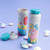 Koziol Trinkflasche OLLI PATRICK 500 ml, sand - Material: Biozirkulärer Kunststoff - Nachhaltigkeit: Nicht angegeben - Spülmaschinenfest: Ja - Farbe: Grau - Für Kinder: Ja - Verschlusstyp: Schraubverschluss