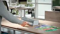 Leitz Bürogeräte Laminator iLAM Office A4 125 µm - Aufheizzeit: 1 min - Laminierverfahren: Kalt- und Heisslamination - Ausstattung: Abschaltautomatik - Warnung bei Fehleinzug - Maximale Folienstärke: 125 µm - Medienformat: A4 - Set: Nein