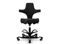 HÅG Bürostuhl Capisco 8106 mit Fussring Schwarz - Produkttyp: Bürostuhl - Material Bezug: Polyester - Armlehnen: Nein - Material Fuss: Aluminium - Rückenart: Polsterrücken - Rollenart: Universalrollen