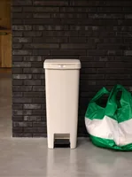 Brabantia Abfalleimer StepUp 40 l, Beige - Anzahl Behälter: 1 - Detailfarbe: Beige - Fassungsvermögen: 40 l - Form: Eckig - Material: Kunststoff