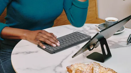 Logitech Tastatur Keys-To-Go 2 Graphite - Tastatur Typ: Mobile - Tastaturlayout: QWERTZ (CH) - Tastatur Features: Hotkeys - Medientasten - Easy Switch - Keyboard Tasten: Chiclet (Notebook) - Detailfarbe: Graphit - Schwarz - Ziffernblock: Nein