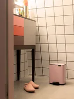 Brabantia Kosmetikeimer Bo 4 l, Pink - Anzahl Behälter: 1 - Detailfarbe: Pink - Form: Eckig - Fassungsvermögen: 4 l - Höhe: 26.8 cm - Material: Kunststoff - Metall