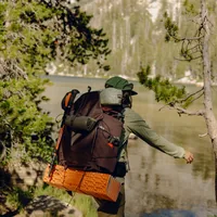 Peak Design Fotorucksack Outdoor-Rucksack 45L – Rot - Tragemöglichkeit: Rucksack - Tragegriff - Detailfarbe: Rot - Zusatzfächer: Ja - Gewicht: 1.55 kg - Rucksack Typ: Tagesrucksack - Ausstattung: Handgriff - Reissverschluss - Zubehörfach
