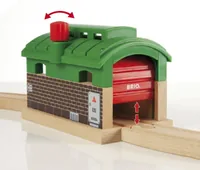 BRIO Eisenbahn Lokschuppen mit Rolltor - Kategorie: Gebäude - Altersempfehlung ab: 3 Jahren - Material: Holz - Kunststoff - Nachhaltigkeit: Nicht angegeben