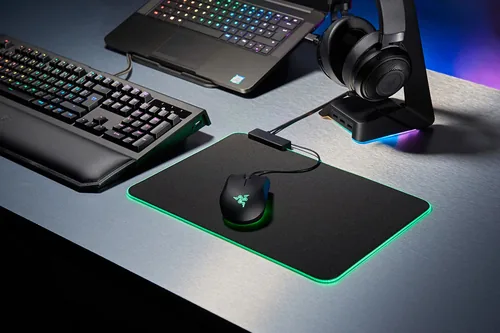 Razer Gaming-Mausmatte Goliathus Extended Chroma Schwarz - Tiefe: 294 mm - Breite: 920 mm - Detailfarbe: Schwarz - Form: Eckig - Höhe: 3 mm - Handgelenkauflage: Nein