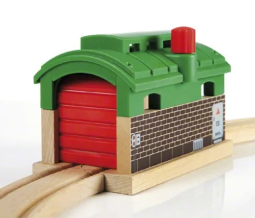 BRIO Eisenbahn Lokschuppen mit Rolltor - Kategorie: Gebäude - Altersempfehlung ab: 3 Jahren - Material: Holz - Kunststoff - Nachhaltigkeit: Nicht angegeben