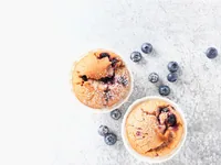 Schnitzer Gebäck Bio Muffin Blueberry glutenfrei 140 g - Produkttyp: Kuchen - Nährwertangabe pro: 100 g - Energiegehalt (in kj): 1578 KJ - Energiegehalt (in kcal): 377 Kcal - Fett: 19 g - Gesättigte Fettsäuren: 12 g
