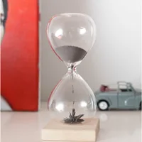 Kikkerland Aufsteller Magnetic Sand Transparent/Nature - Produkttyp: Sanduhr - Motiv: Ohne Motiv - Detailfarbe: Nature - Transparent - Detailmaterial: Buche - Glas - Grundmaterial: Glas - Holz