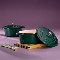 Kela Bräter Calido oval 36 cm, Grün - Material: Gusseisen - Topfart: Bräter - Kompatible Kochfelder: Backofen - Elektro - Gas - Glaskeramik - Halogen - Induktion - Antihaftbeschichtung: Nein - Detailfarbe: Grün - Spülmaschinenfest: Nein