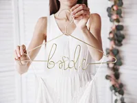 Partydeco Hochzeitsaccessoire Kleiderbügel Bride 45 x 27 cm, Gold - Packungsgrösse: 1 Stück - Produkttyp: Hochzeitsaccessoire - Material: Metall - Detailfarbe: Gold - Motto: Hochzeit