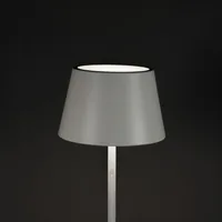 Konstsmide Stehleuchte Pomezia USB, Weiss - Betriebsart: Akkubetrieb - Lampensockel: LED fest verbaut - Smart Home: Nicht kompatibel - Farbtemperatur Kelvin: 2700 K - 3000 K - 4000 K - Anwendungsbereich: Outdoor - Gesamtleistung: 10 W