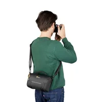 Lowepro Kamera-Tasche Adventura SH 160 III (GRL) Schwarz - Tragemöglichkeit: Gurtschlaufe - Handgriff - Schulterträger - Detailfarbe: Schwarz - Zusatzfächer: Ja - Ausstattung: Anpassbare Raumeinteilung - Handgriff - Zubehörfach - Anzahl Objektive: 3 - Bau