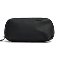 Peak Design Kleine Tech-Tasche Schwarz - Tragemöglichkeit: Gurtschlaufe - Detailfarbe: Schwarz - Zusatzfächer: Ja - Ausstattung: Reissverschluss - Zubehörfach - Anzahl Objektive: 0 - Bauform Kamera: Zubehör