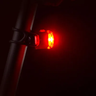 Lezyne Velolampe Femto USB C Drive Rear V2 - Betriebsart: Akkubetrieb - Lichtfarbe: Rot - Montageart: Gummizug - Leuchten Kategorie: Rücklicht - Lichtstärke: 15 lm - Set: Nein