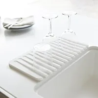 Yamazaki Abtropfmatte Flow Weiss - Tiefe: 20 cm - Breite: 38 cm - Detailfarbe: Weiss - Geschirrhalterung: Keine Halterung - Höhe: 1.2 cm - Produkttyp: Abtropfmatte