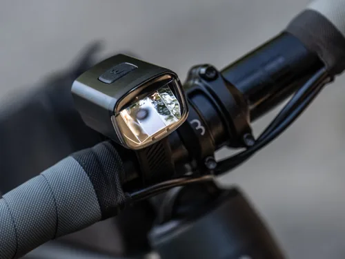 BBB Frontlicht Stud33 Strap 130 Lumen Akku - Betriebsart: Akkubetrieb - Lichtfarbe: Weiss - Montageart: Gummizug - Leuchten Kategorie: Vorderlicht - Lichtstärke: 130 lm - Set: Nein