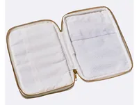 Chic Mic Passporthalter Flowers - Nachhaltigkeit: 100% Bio-Baumwolle - Global Organic Textile Standard (GOTS) - Farbe: Mehrfarbig - Weiss - Verschlussart: Reissverschluss - Münzfach: Keine Angaben - RFID-Schutz: Ja - Material: Bio Baumwolle