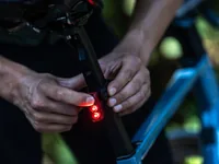 BBB Rücklicht Salute mit Akku / USB - Betriebsart: Akkubetrieb - Lichtfarbe: Rot - Montageart: Gummizug - Leuchten Kategorie: Rücklicht - Lichtstärke: 8 lm - Set: Nein