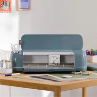 Cricut Schneideplotter Maker 4 Salbei - Maximale Arbeitsbreite: 297 mm - Materialdicke: 2.4 mm - Schneidplotter Funktionen: Falzen - Gravieren - Prägen - Schneiden - Zeichnen - Detailfarbe: Grün