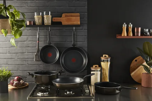 Tefal Pfanne XL Force 32 cm - Material: Aluminium - Pfannentyp: Bratpfanne - Kompatible Kochfelder: Elektro - Gas - Glaskeramik - Antihaftbeschichtung: Ja - Detailfarbe: Schwarz - Set: Nein